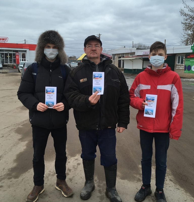 Волонтеры Шимского Дома культуры провели акцию &quot;Вместе мы едины&quot; посвященную годовщине воссоединения Крма с Россией.