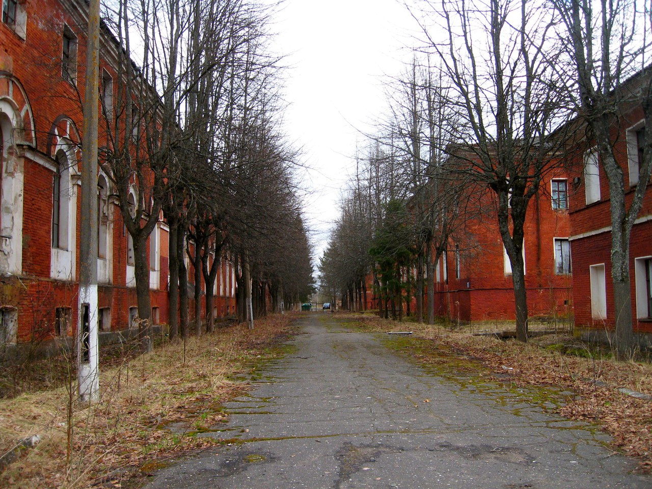 Казармы 1 и 2 карабинерских полков  в селе Медведь (Аракчеевские казармы).