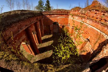 Село Медведь. Аракчеевские казармы. Памятное место пребывания японских военнопленных..